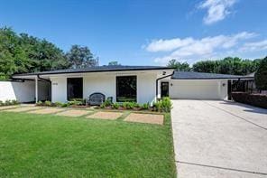 single story home featuring a front lawn