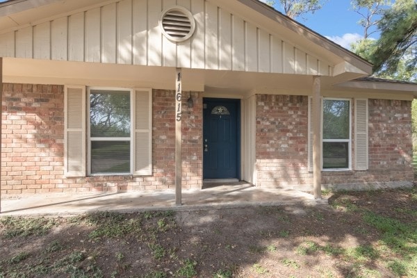 property entrance featuring covered porch