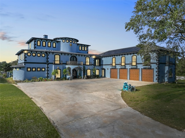 view of front of property featuring a lawn and a garage