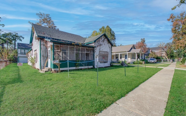 view of front facade featuring a front lawn