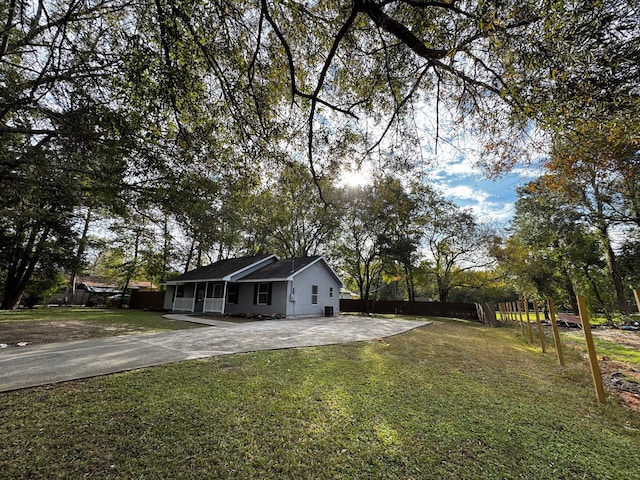 view of front of house featuring a front lawn