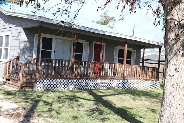 view of front of home featuring a porch and a front lawn