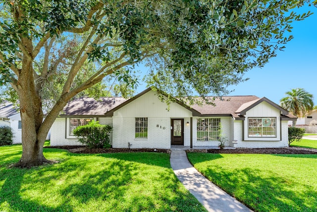 ranch-style home with a front yard