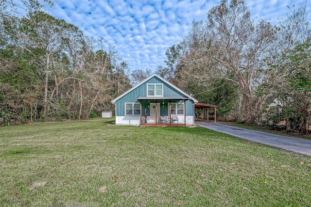 view of front of property with a front yard, a porch, and a carport