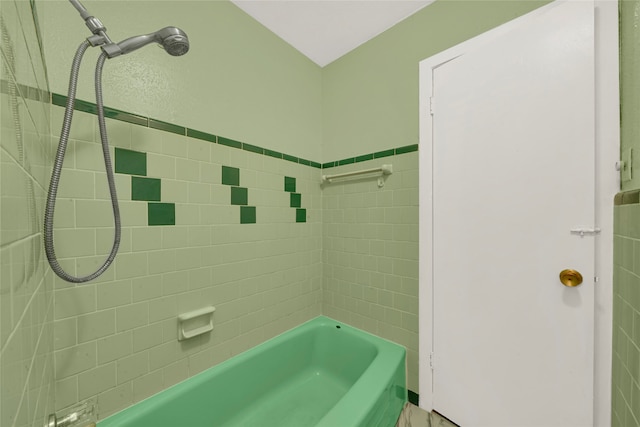 bathroom with tiled shower / bath combo