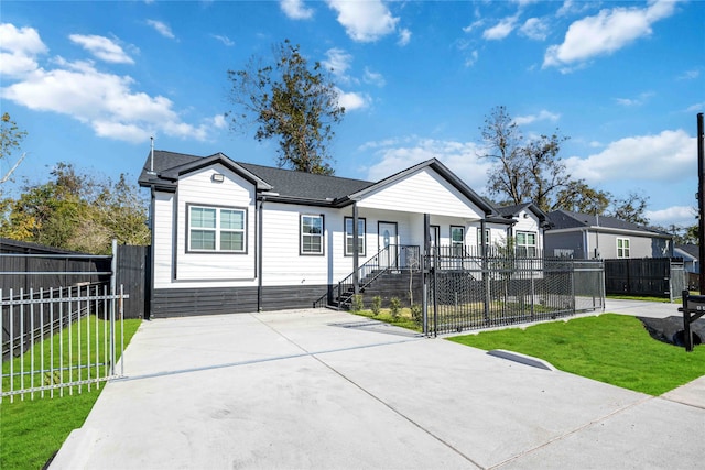 view of front of property featuring covered porch and a front yard