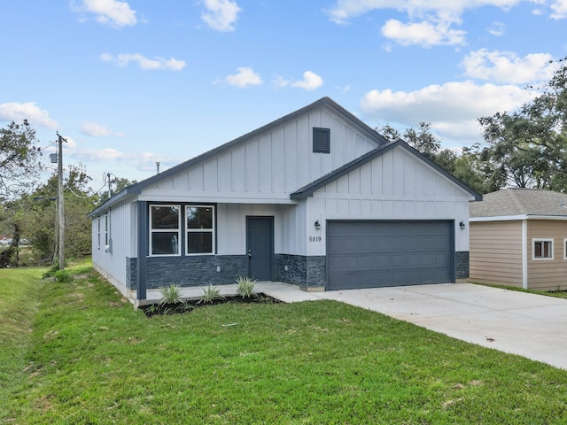 view of front facade featuring a front yard and a garage