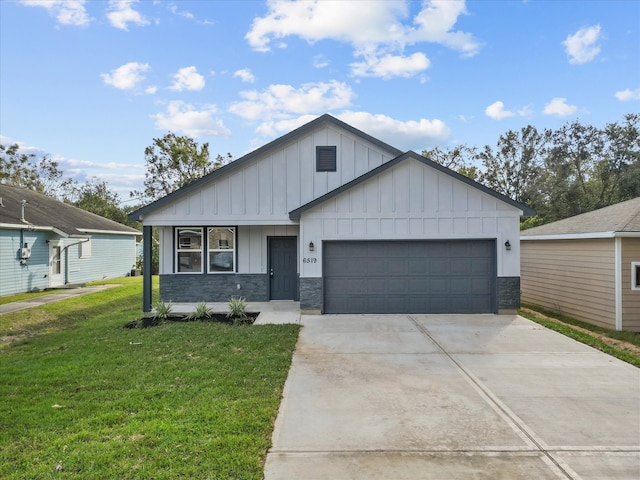 view of front of home featuring a garage and a front yard