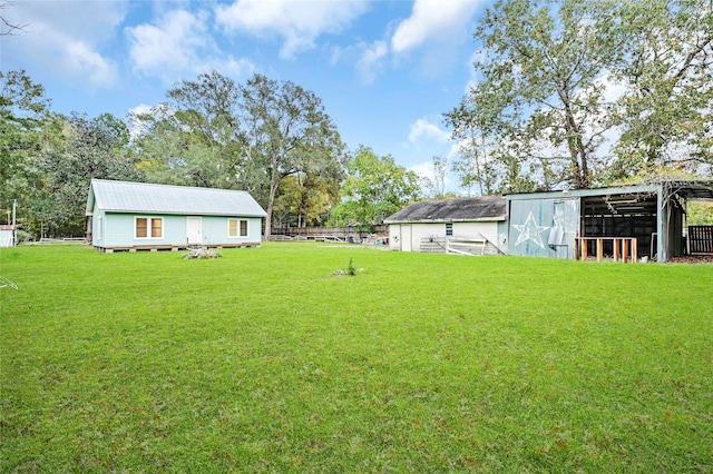 view of yard with an outbuilding