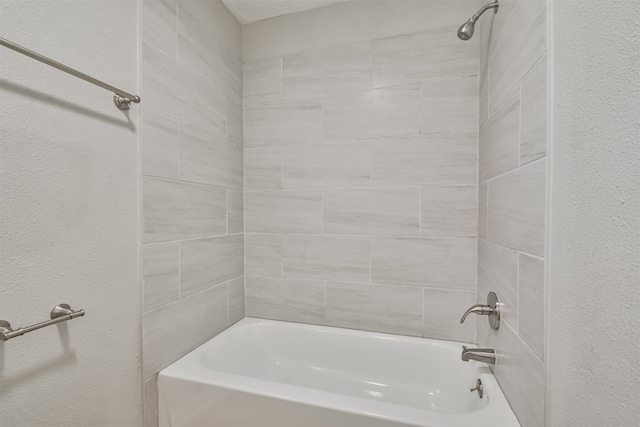 bathroom with tiled shower / bath combo