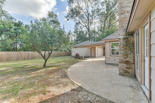 view of yard featuring a patio area