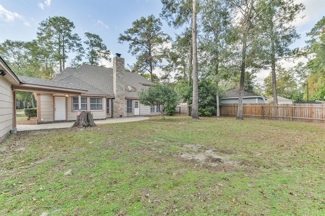 view of yard featuring a patio area