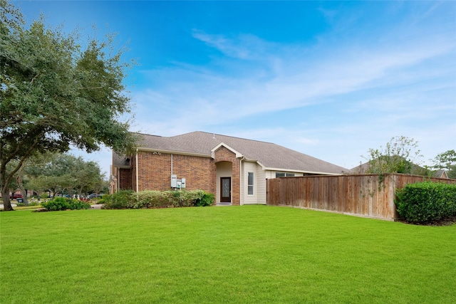 view of front of house with a front lawn