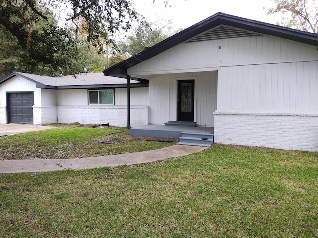 ranch-style home featuring a front lawn