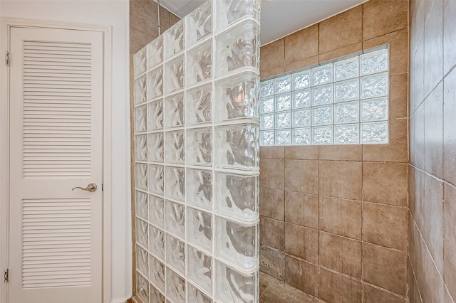 bathroom featuring tiled shower