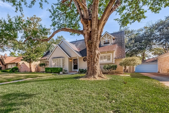 view of front of property featuring a front lawn