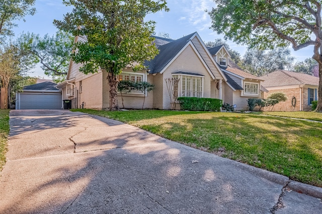 view of front of home featuring a front lawn and a garage