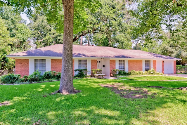 single story home with a front lawn