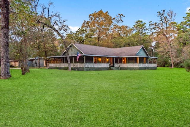 farmhouse featuring a front yard