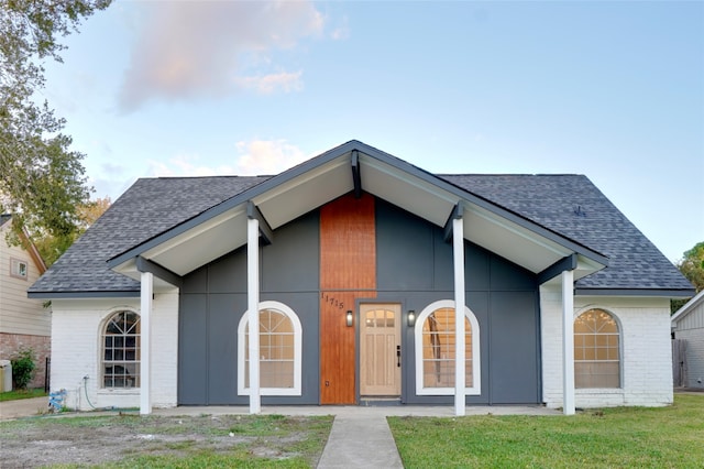 view of front facade with a front yard