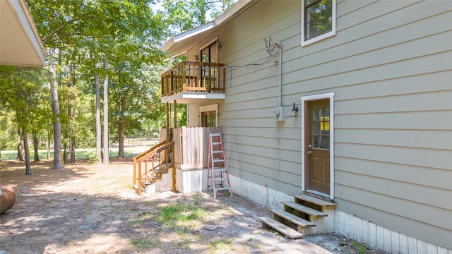 property entrance featuring a balcony