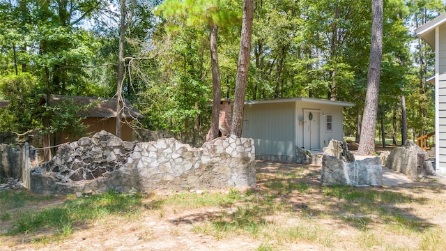 view of yard featuring an outbuilding