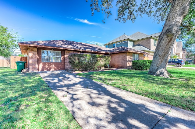 view of front of property featuring a front lawn