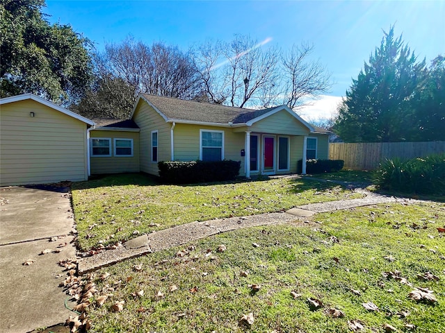 single story home featuring a front lawn