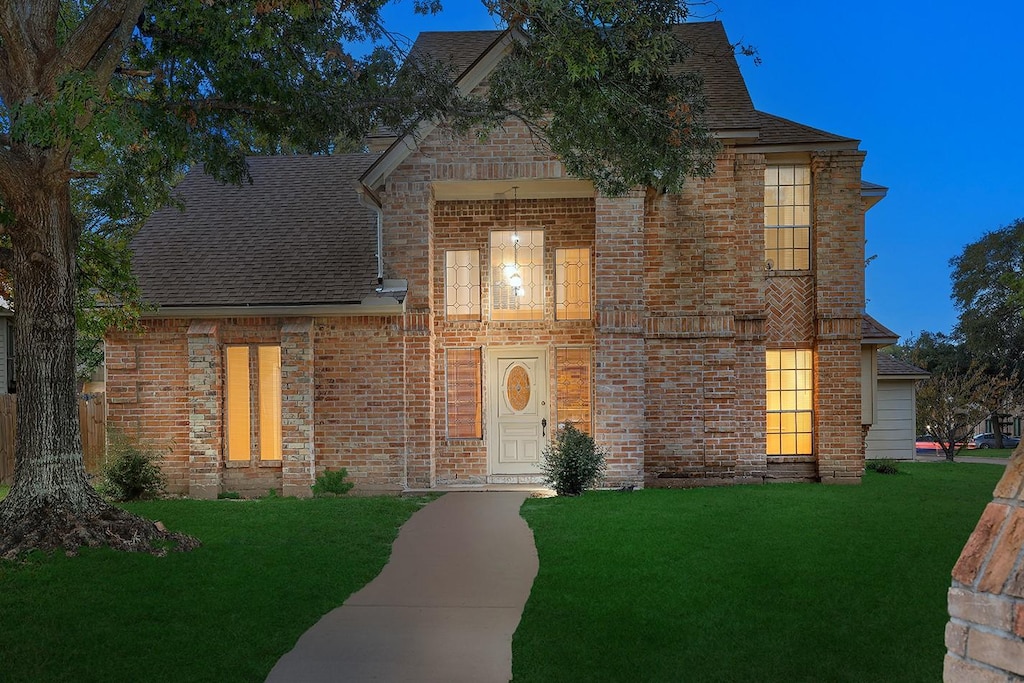 view of front of house featuring a front yard