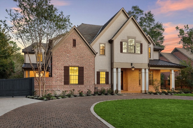 view of front of property featuring a yard