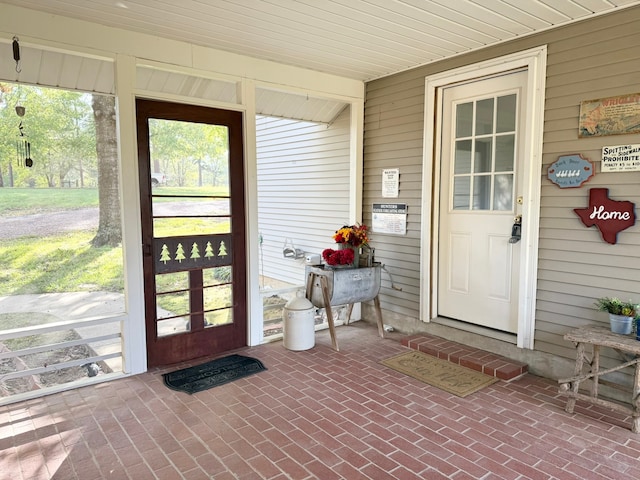 entrance to property featuring covered porch