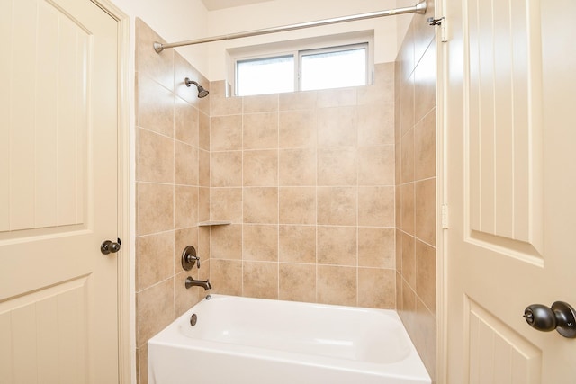 bathroom with tiled shower / bath