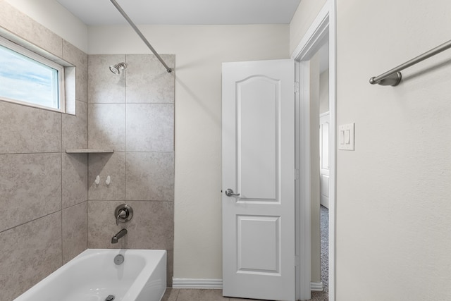 bathroom featuring tiled shower / bath combo