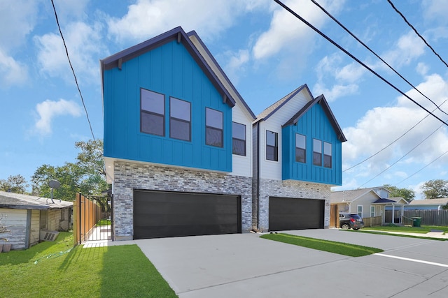 view of front of property featuring a front yard and a garage