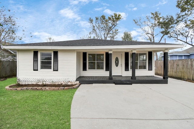 ranch-style house with covered porch and a front yard