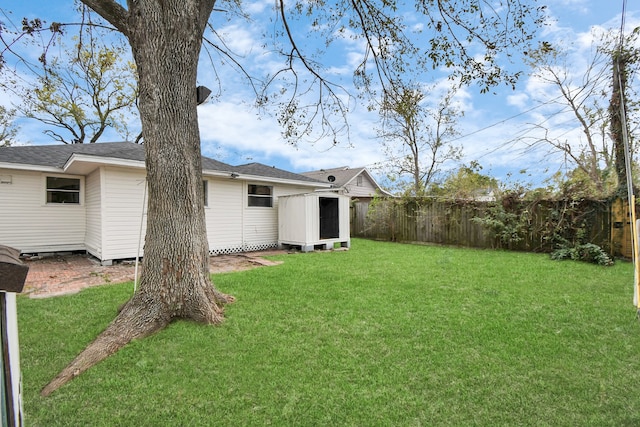 view of yard featuring a storage shed