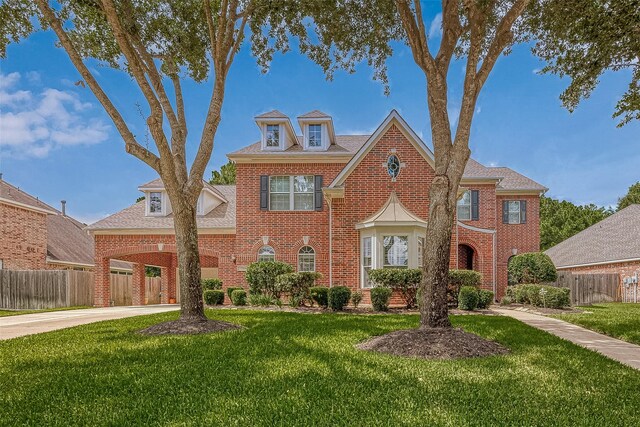 view of front of property featuring a front lawn and a carport