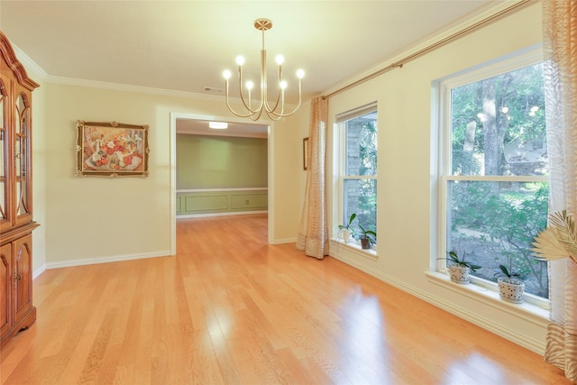 dining room featuring an inviting chandelier, ornamental molding, and light hardwood / wood-style flooring