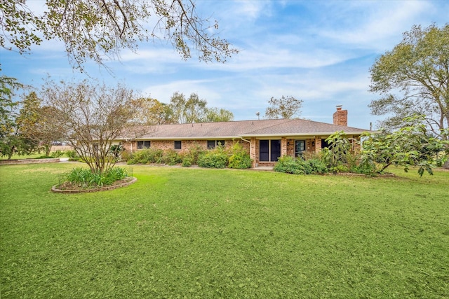 view of front facade featuring a front lawn