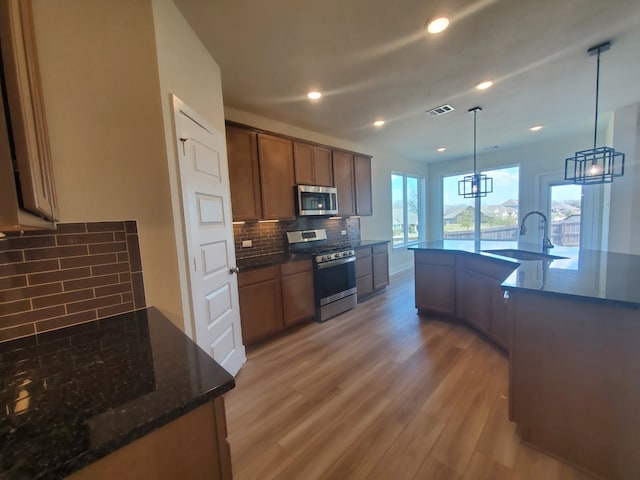 kitchen with recessed lighting, a sink, visible vents, appliances with stainless steel finishes, and light wood-type flooring