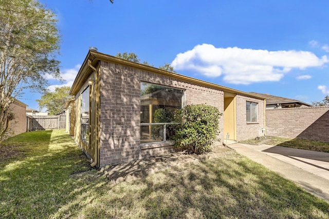 view of front facade with a patio area and a front yard