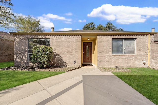 view of front of house featuring a front yard