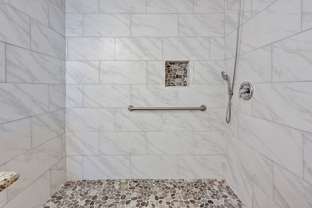 bathroom featuring a tile shower