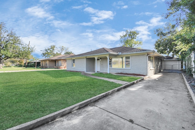 ranch-style home featuring a front lawn