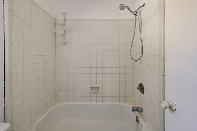 bathroom featuring tiled shower / bath