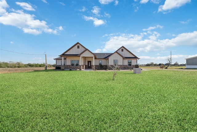 craftsman house featuring a front lawn