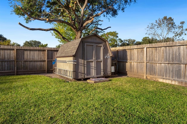 view of yard with a storage unit