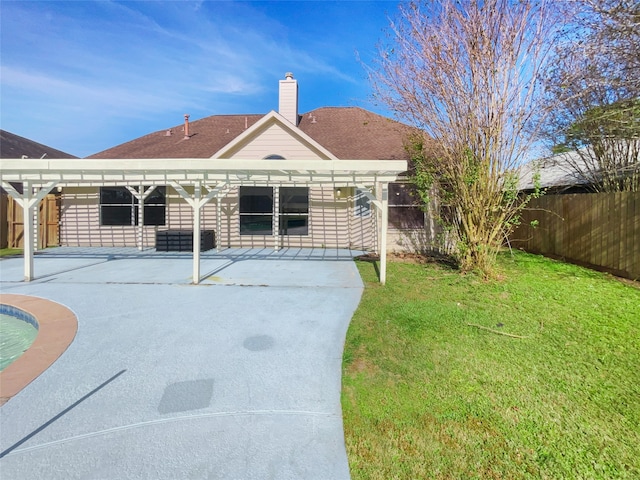 view of front of property featuring a pergola, a patio, and a front yard