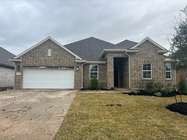 view of front facade featuring a garage and a front yard