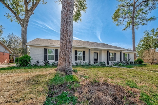 single story home featuring a front yard